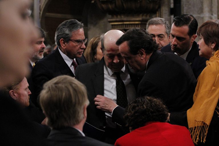 El desmayo de un diplomático interrumpió la transmisión del Te Deum y Michelle Bachelet lo socorrió