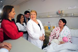 Revisa en qué consiste el ajuar para recién nacidos que entregó la Presidenta Bachelet