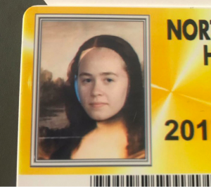 Los alumnos de último año aparecieron disfrazados en la credencial escolar y su creatividad se viralizó en internet