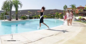 ¡Ouch! Una candidata a Miss España se cayó a una piscina en medio de un desfile