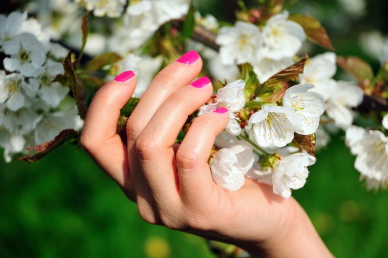 ¡Bienvenida primavera! Celebra con estos diseños de uñas florales