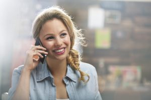 Estos son los daños que el celular puede provocar en la piel de tu rostro