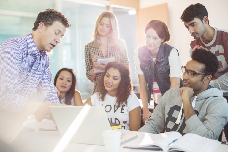 ¿Te gustaría hablar inglés fluido? ¡Participa por un curso con Políglota y #DosLaRevistaDeFMDOS!