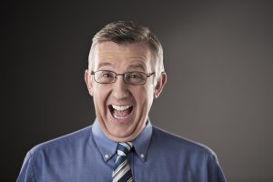 La emocionante reacción de un hombre daltónico al ver por primera vez en colores