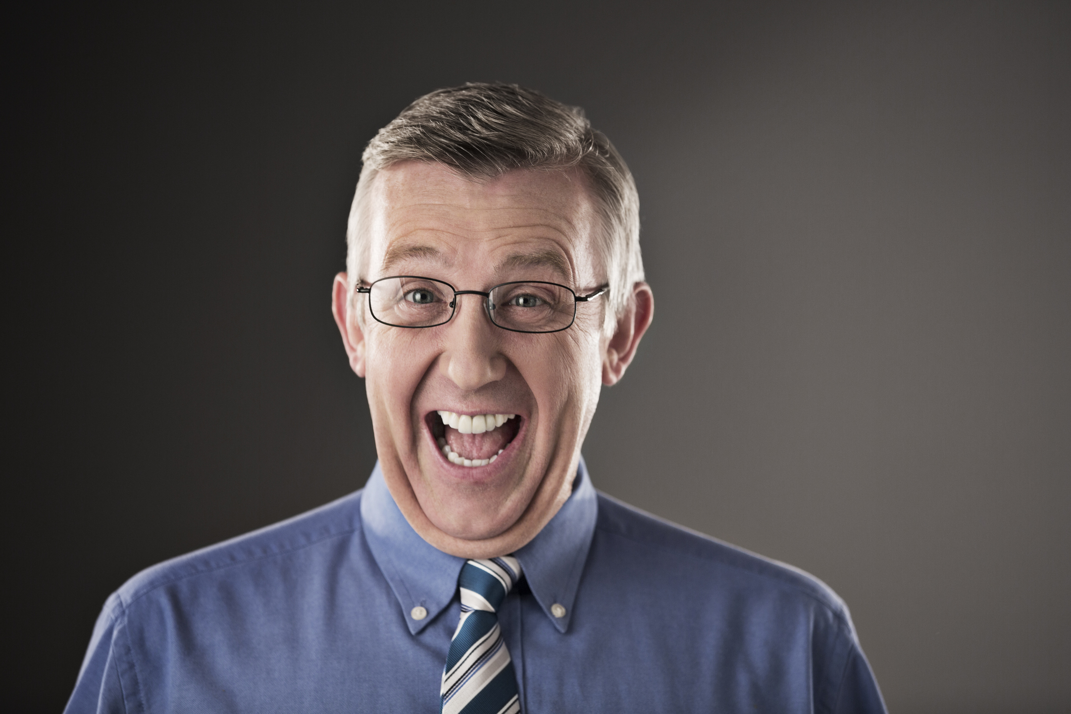 La emocionante reacción de un hombre daltónico al ver por primera vez en colores