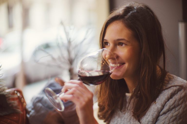 Las mujeres catan mejor el vino que los hombres, indica un estudio