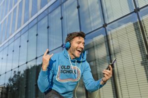 Cantó su música favorita a todo volumen en el metro y se convirtió en viral