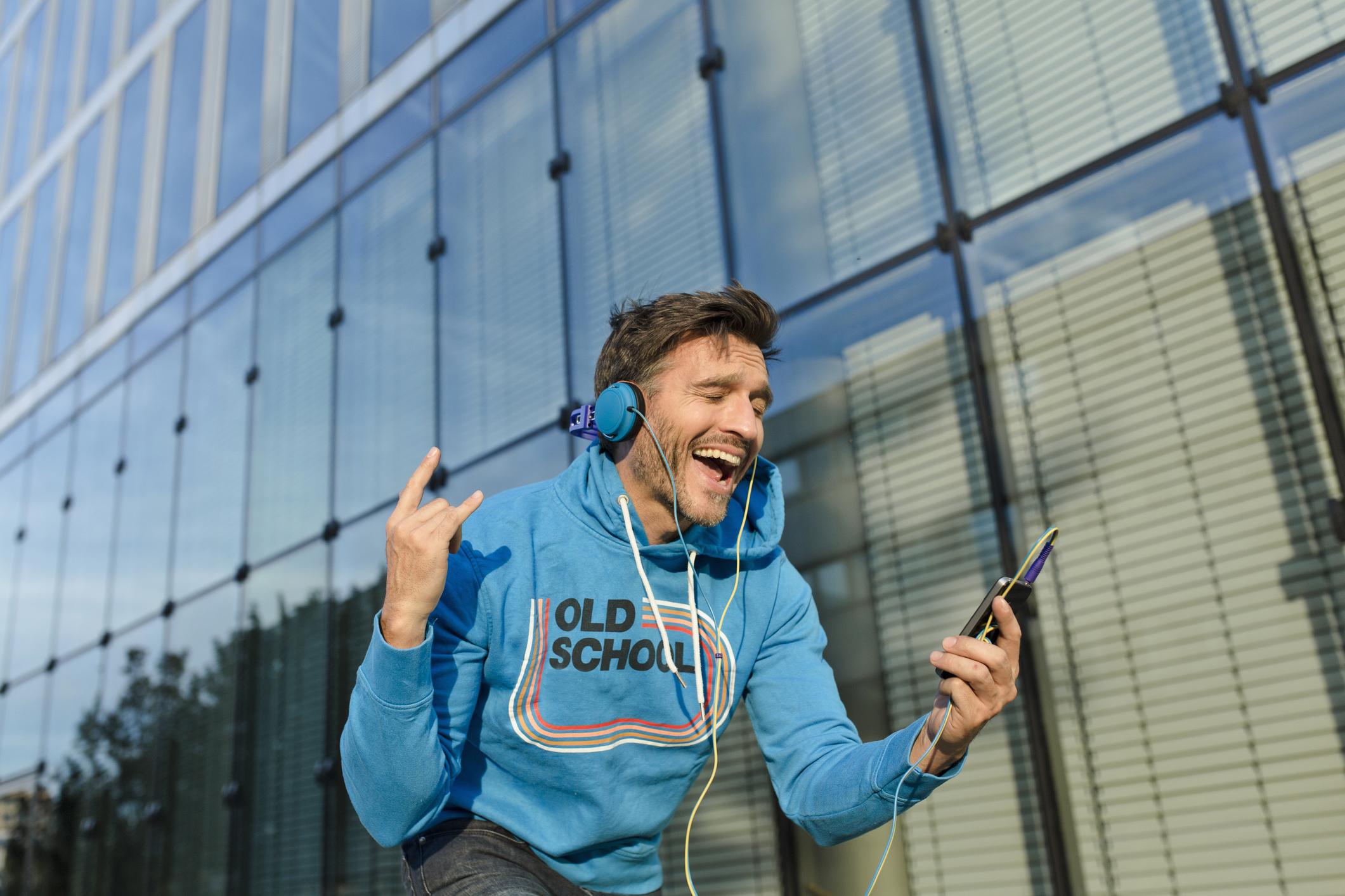 Cantó su música favorita a todo volumen en el metro y se convirtió en viral