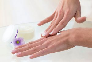 Consejos para que tus manos luzcan jóvenes incluso con el paso del tiempo