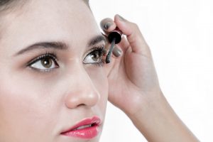 ¿Pocas habilidades para la manicure y el delineado de ojos? Este video te cambiará la vida