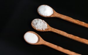 Sal de mar o sal de mesa: ¿Cuál es mejor para tu salud?
