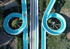 ¿Te atreverías a tirarte por este tobogán acuático con caída libre?