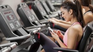 Estos son los peligros de usar el celular mientras entrenas