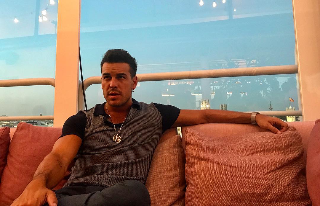 Mario Casas saca suspiros con foto playera junto a su hermano