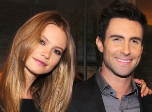 Con esta foto la esposa de Adam Levine reveló que está embarazada por segunda vez