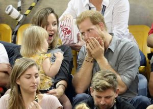 ¡Esta pequeña fue sorprendida robándole palomitas de maíz al Principe Harry!