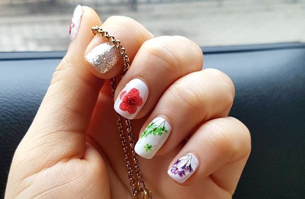 Manicure con flores secas es la nueva tendencia primaveral