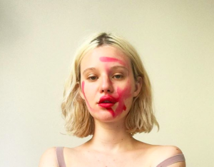 Posó en una campaña sin depilarse y recibió amenazantes comentarios