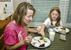 Así reaccionan todas las personas cuando le roban comida de su plato
