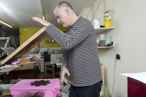 ¿Te gusta customizar tus propias poleras? ¡Este video te sorprenderá!