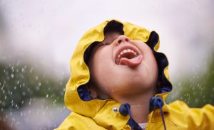 ¡Impresionante! Niño jugaba bajo la lluvia y casi lo mata un rayo