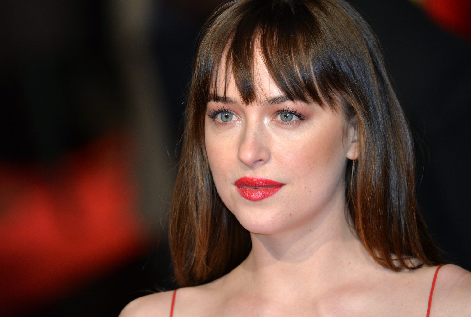 ¿Dakota Johnson se retocó el rostro? Las sorpresivas imágenes de la Green Carpet Fashion en Italia
