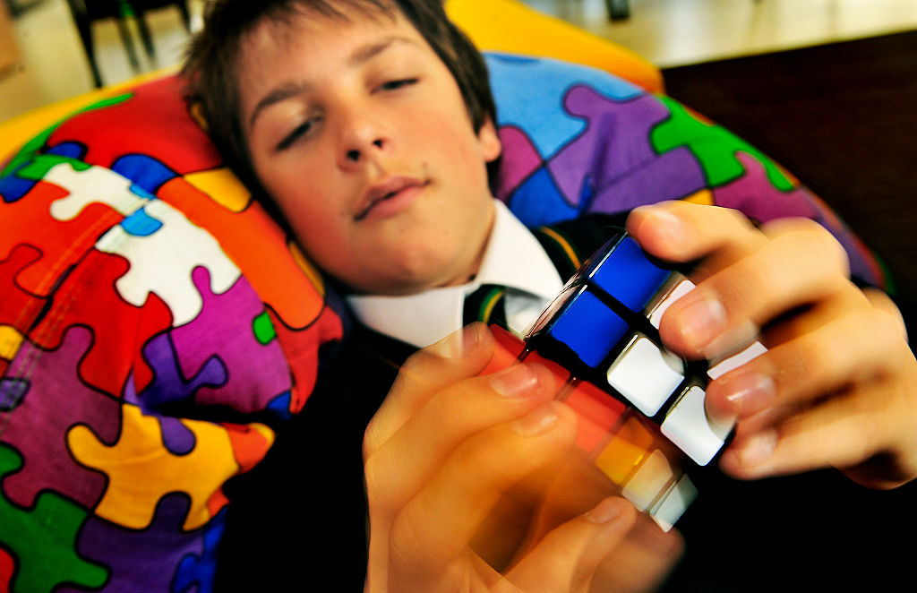 ¿Lo logrará? Este joven decidió armar un cubo rubik con la boca