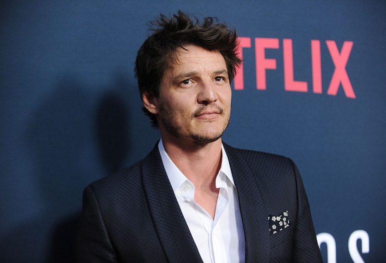 Usuaria le reclama a Pedro Pascal por su postura política y el actor responde con un simpático chilenismo