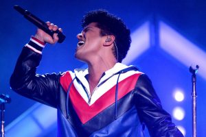 Bruno Mars cantó "Just the way you are" versión en español en evento a beneficio por Puerto Rico