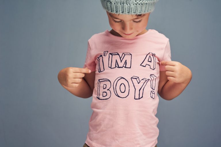Esta tienda sacó el término de "niño" y "niña" del etiquetado de la ropa