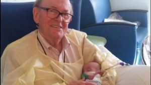 Este tierno abuelo cuida bebés prematuros voluntariamente