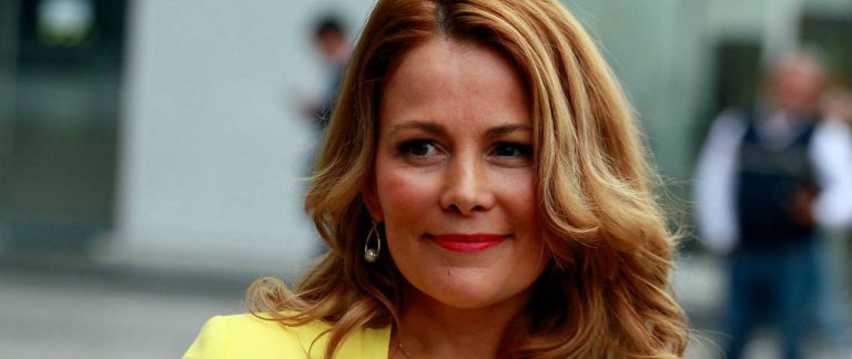 El polémico disfraz de Kathy Barriga en reunión municipal