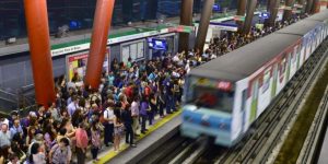 Polémica medida del metro por vendedores ambulantes y músicos