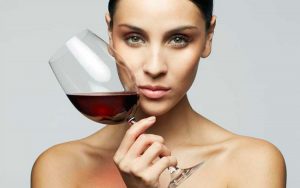 6 efectos negativos sobre la piel que provoca el consumo de alcohol