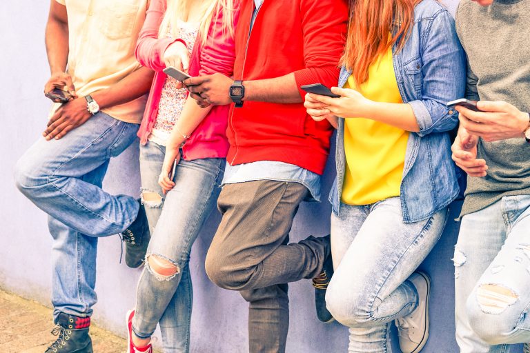 Usar el celular desde 5 horas diarias aumenta el riesgo de obesidad