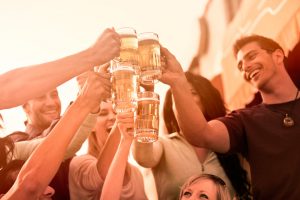 Estudio: ¡Tomar cerveza te ayuda a hablar en diferentes idiomas!
