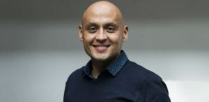 Claudio Bustíos vuelve a la TV tras ser despedido de Canal 13