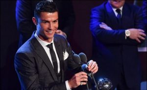 Cristiano Ronaldo gana premio The Best y posa públicamente con su novia