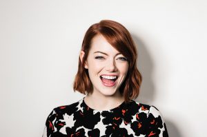 Emma Stone se ve increíble en sus primeras imágenes como Cruella de Vil