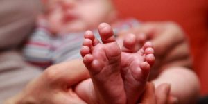 Guagua nace en una comisaría y el parto es asistido por carabineros