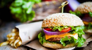 Mujer abrió hamburguesa que guardó por 24 años y el resultado se hizo viral