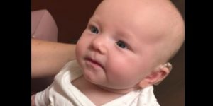 Esta pequeña escucha por primera vez a su madre y se emociona hasta las lágrimas