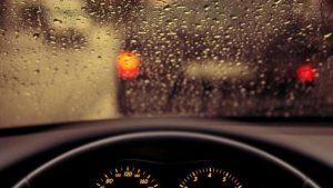 ¡Toma las precauciones! 8 tips básicos para conducir con lluvia