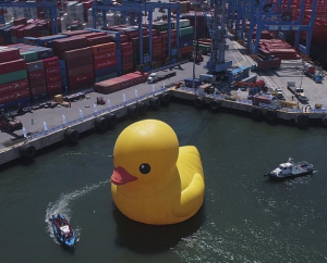 El pato de hule llegó a Valparaíso pero tuvo un pequeño percance