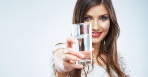7 beneficios que obtienes al tomar agua mineral