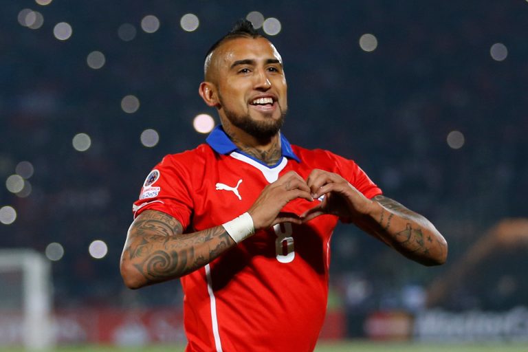 Arturo Vidal se luce con su celular bañado en oro