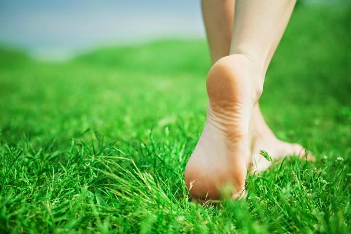 Descubre los beneficios de andar a pies descalzos