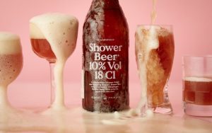 ¡Inventan una cerveza para ser bebida en la ducha!