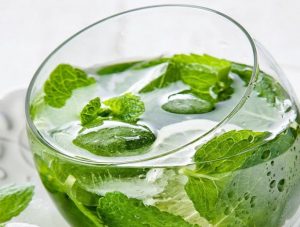 10 poderosas razones para beber agua de hierbabuena a diario