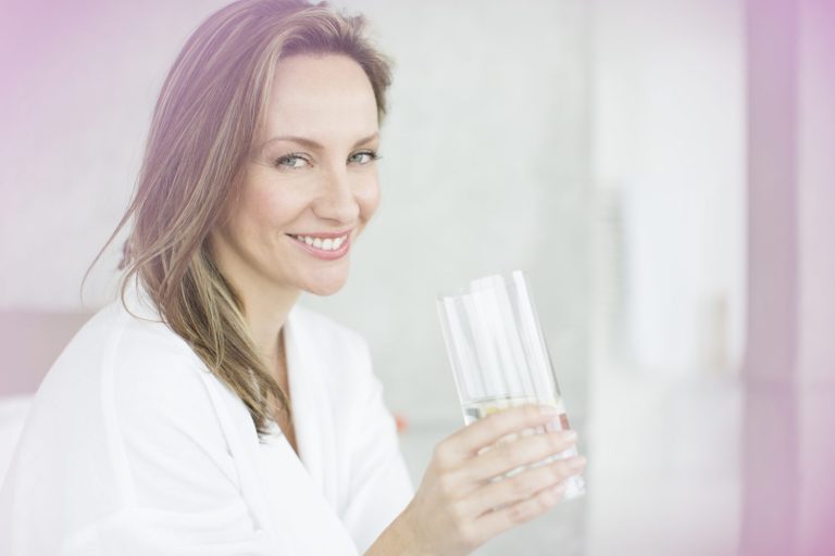 Así es cómo la ingesta de agua influye en el deseo sexual